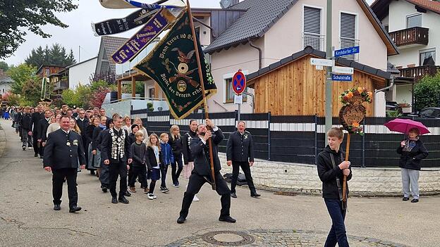 In einem großen Umzug zogen die Vereine durch das Dorf.