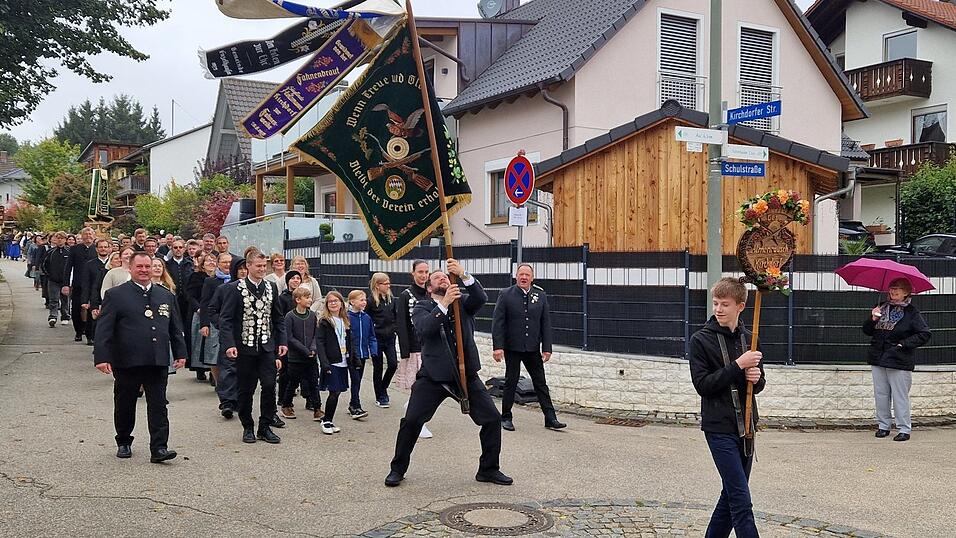 In einem großen Umzug zogen die Vereine durch das Dorf.