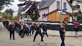 In einem großen Umzug zogen die Vereine durch das Dorf.