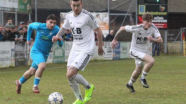 Die SpVgg Lam (in Wei&szlig;) hat gegen die G&auml;ste aus Regensburg nur in der Anfangsphase Probleme.