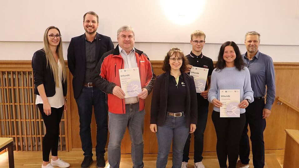 Freuen sich &uuml;ber die erfolgreiche Aktion: Pia Wimmer vom st&auml;dtischen Kulturamt (v.l.), B&uuml;rgermeister Matthias Kohlmayer, Xaver N&uuml;rnberger von der Firma Horsch-Leeb, Manuela und Lukas Lehermeier von FTZ Lehermeier, Maria P&ouml;schl und Umweltreferent Thomas Muncz.
