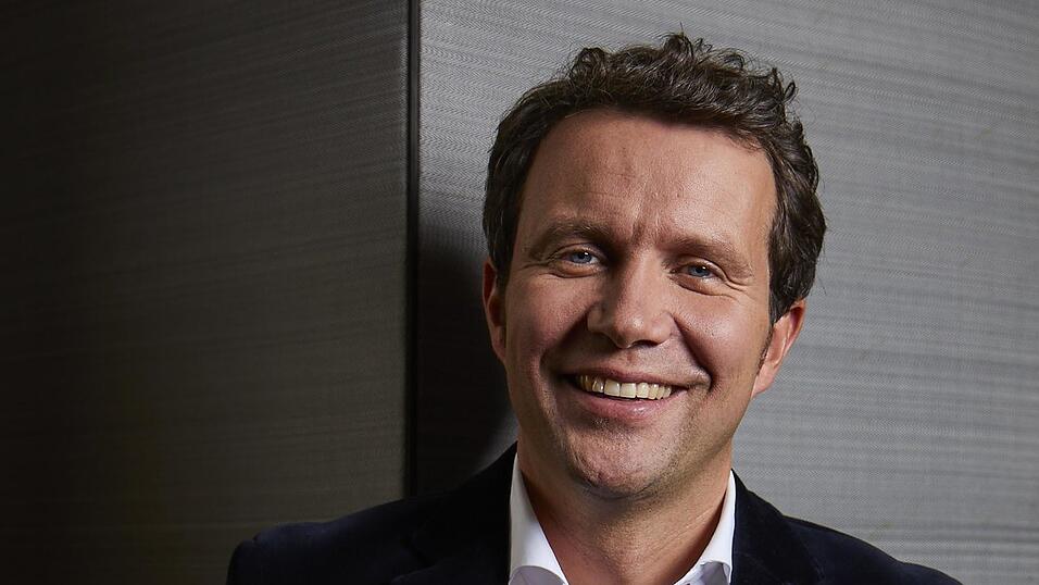 Burkhard von Freyberg hat neben einem Betriebswirtschafts-Studium an der LMU und der Promotion an der Universität Regensburg auch eine Hotelfachlehre im Hotel Bayerischer Hof absolviert. Burkhard von Freyberg hat neben einem Betriebswirtschafts-Studium an der LMU und der Promotion an der Universität Regensburg auch eine Hotelfachlehre im Hotel Bayerischer Hof absolviert.