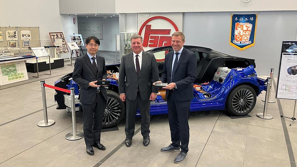 Bayerns Verkehrsminister Christian Bernreiter (M.) informiert sich bei Ryohei Ueda (l.), Projektleiter Wasserstoff bei Toyota, und Pascal Ruch, Vizepräsident Toyota Motor Europe, über den Stand der Forschung. Im Hintergrund ist ein Brennstoffzellen-Auto im Querschnitt zu sehen. Bayerns Verkehrsminister Christian Bernreiter (M.) informiert sich bei Ryohei Ueda (l.), Projektleiter Wasserstoff bei Toyota, und Pascal Ruch, Vizepräsident Toyota Motor Europe, über den Stand der Forschung. Im Hintergrund ist ein Brennstoffzellen-Auto im Querschnitt zu sehen.