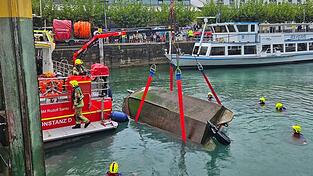 Feuerwehrleute bergen das gekenterte Motorboot. Feuerwehrleute bergen das gekenterte Motorboot.