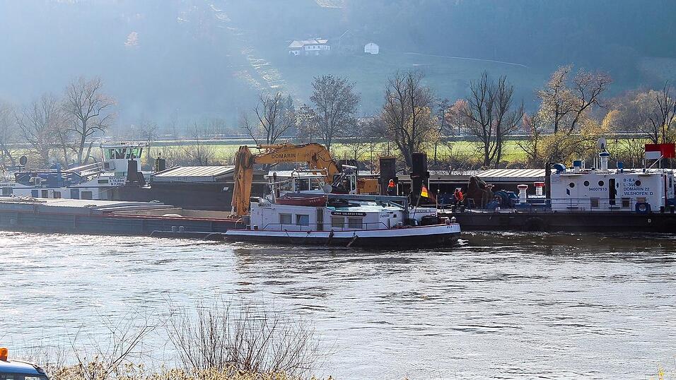 Für mehrere Stunden ging wegen der Bergungsmaßnahmen nichts mehr auf der Donau. Für mehrere Stunden ging wegen der Bergungsmaßnahmen nichts mehr auf der Donau.