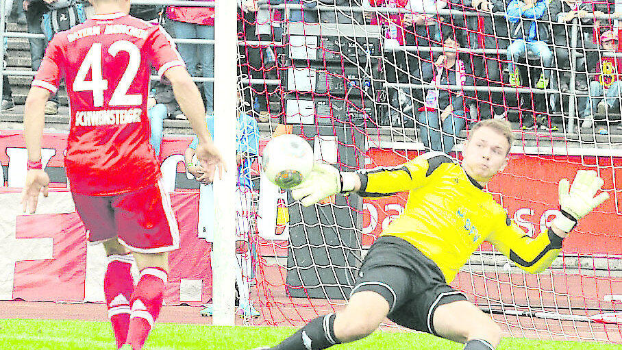 MIT SENSATIONELLEN PARADEN hatte Hankofens Torwart Max Putz den L&ouml;wenanteil daran, dass der FC Bayern zur Halbzeit nur mit 3:0 gegen die Regionalauswahl f&uuml;hrte. Auf dem Bild pariert Putz gl&auml;nzend gegen Tobias Schweinsteiger. Foto: BFV