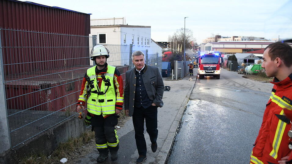 Landrat Peter Dreier ist mit Einsatzleiter Andreas Lorenz am Brandort. Landrat Peter Dreier ist mit Einsatzleiter Andreas Lorenz am Brandort.