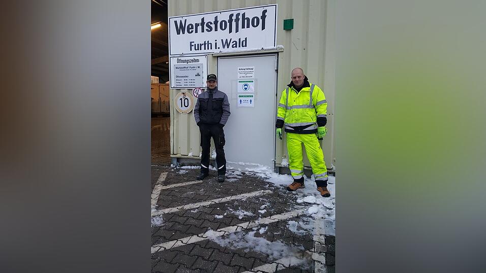 Peter Hackenberg (links) und seine Mitarbeiter Marco Gessner und Heinz Kult (nicht im Bild) bescheinigen den Furtherern gro&szlig;es Engagement f&uuml;r die ordnungsgem&auml;&szlig;e Wiederverwertung recyclebarer Stoffe.