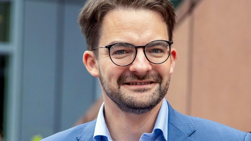 JU-Landeschef Manuel Knoll warnte nach dem Beschluss des bayerischen Parteinachwuchses gegen die Mütterrente davor, die Bedenken junger Menschen zu übergehen. (Archivbild) JU-Landeschef Manuel Knoll warnte nach dem Beschluss des bayerischen Parteinachwuchses gegen die Mütterrente davor, die Bedenken junger Menschen zu übergehen. (Archivbild)