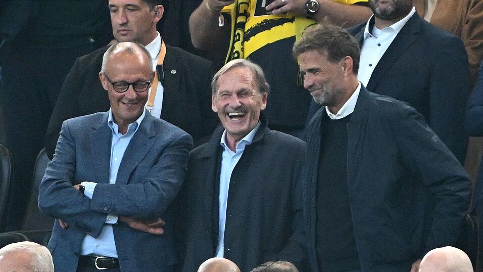 Hochkarätig besetzte Tribüne: Bundeskanzler Friedrich Merz (l), Ligapräsident Hans-Joachim Watzke (M) und Bundestrainer Jürgen Klopp. Hochkarätig besetzte Tribüne: Bundeskanzler Friedrich Merz (l), Ligapräsident Hans-Joachim Watzke (M) und Bundestrainer Jürgen Klopp.