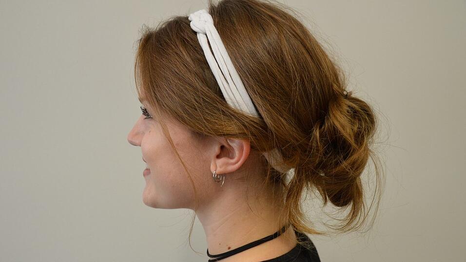 Befestige die abgetrennten Stirnpartien hinter dem Haarband. Fertig! Befestige die abgetrennten Stirnpartien hinter dem Haarband. Fertig!