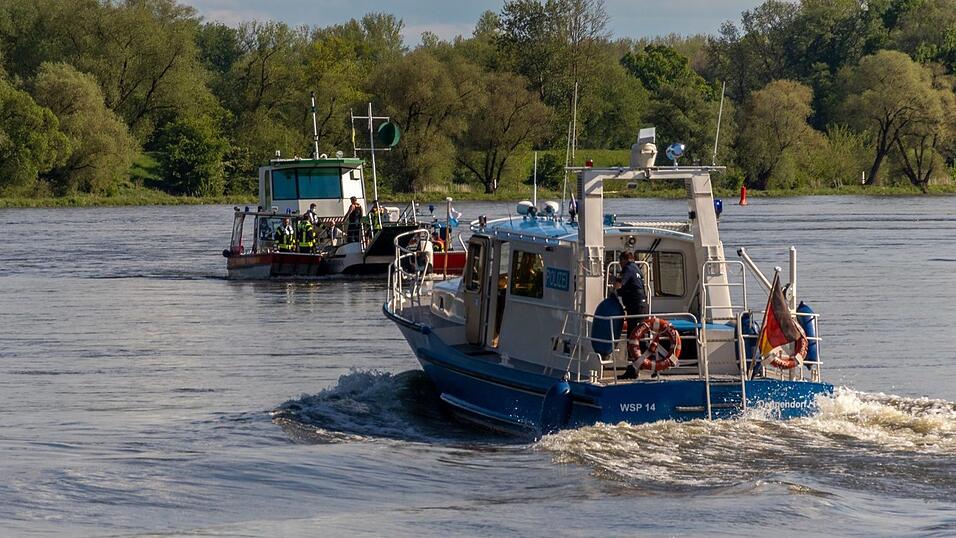 Am Freitagnachmittag ist es an der Donau bei Niederalteich zu einem großen Einsatz gekommen. Am Freitagnachmittag ist es an der Donau bei Niederalteich zu einem großen Einsatz gekommen.