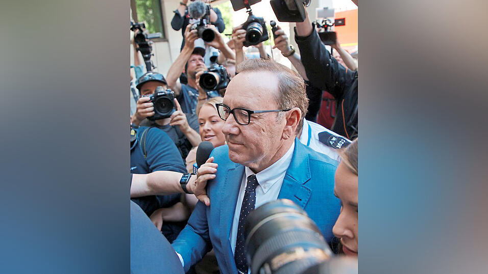 Im Blitzlichtgewitter der Presse gibt sich Hollywoodstar Kevin Spacey selbstsicher.