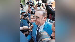 Im Blitzlichtgewitter der Presse gibt sich Hollywoodstar Kevin Spacey selbstsicher.