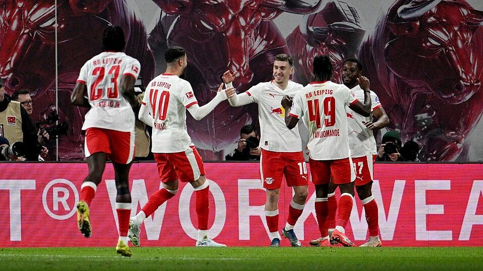 Die Leipziger Spieler freuen sich mit Torsch&uuml;tze Gruda (m.).