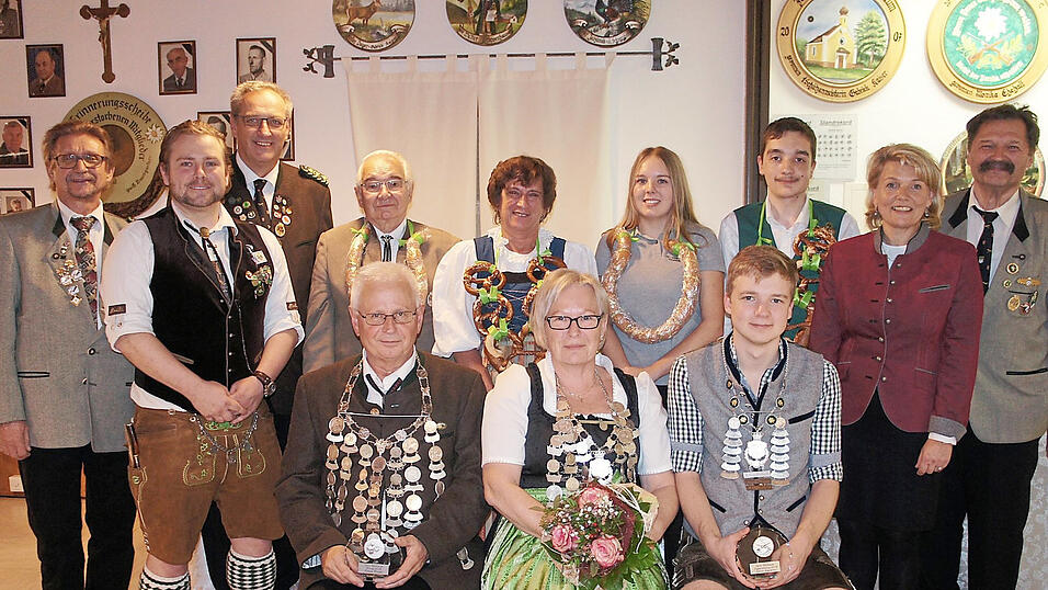 Gauschützenmeister Bernd Schwenk (3. von links), Sektionsschützenmeister Martin Brucker (rechts) und die Wiesenter Bürgermeisterin Elisabeth Kerscher (2. von rechts) gratulierten den Schützenkönigen. Gauschützenmeister Bernd Schwenk (3. von links), Sektionsschützenmeister Martin Brucker (rechts) und die Wiesenter Bürgermeisterin Elisabeth Kerscher (2. von rechts) gratulierten den Schützenkönigen.