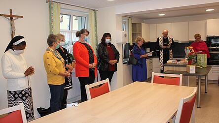 Mitarbeiterinnen mit dem 'Herz am rechten Fleck' sowie die Vertreter der Kirchen, die den Segen &uuml;ber die neuen R&auml;umlichkeiten sprachen.