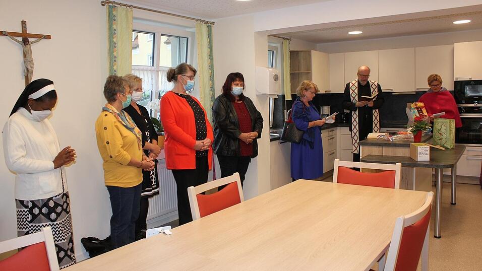 Mitarbeiterinnen mit dem 'Herz am rechten Fleck' sowie die Vertreter der Kirchen, die den Segen &uuml;ber die neuen R&auml;umlichkeiten sprachen.