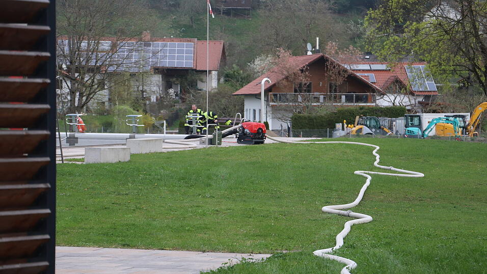 Zur Wasserversorgung wurde auch das Hofkirchener Freibad herangezogen.