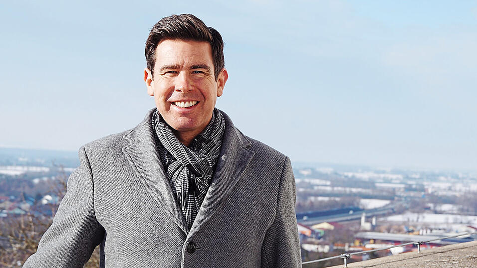 Landratskandidat Patrick Grossmann auf dem W&ouml;rther Schlossberg, im Hintergrund die Donauebene.