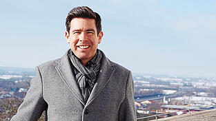 Landratskandidat Patrick Grossmann auf dem W&ouml;rther Schlossberg, im Hintergrund die Donauebene.