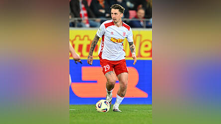 Für Adrian Fein sah als junges Bayern-Talent alles nach einer Musterkarriere aus. Dann bremste ihn eine Stoffwechselerkrankung jahrelang aus, trieb ihn an den Rand des Karriereendes. Mittlerweile ist der 27-Jährige beim SSV Jahn Regensburg unter Vertrag - und fühlt sich dort pudelwohl. Für Adrian Fein sah als junges Bayern-Talent alles nach einer Musterkarriere aus. Dann bremste ihn eine Stoffwechselerkrankung jahrelang aus, trieb ihn an den Rand des Karriereendes. Mittlerweile ist der 27-Jährige beim SSV Jahn Regensburg unter Vertrag - und fühlt sich dort pudelwohl.