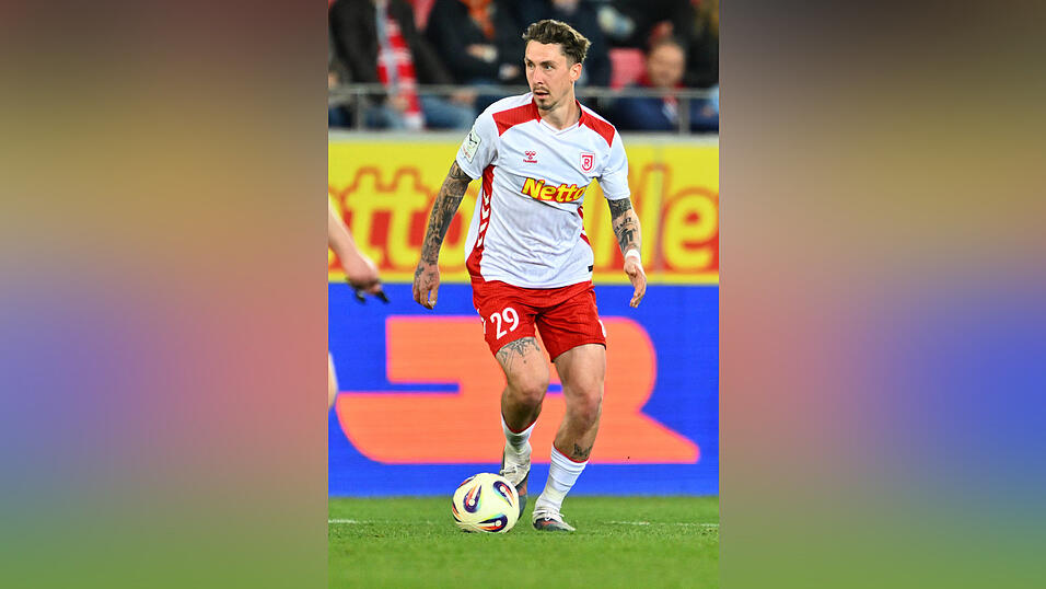 F&uuml;r Adrian Fein sah als junges Bayern-Talent alles nach einer Musterkarriere aus. Dann bremste ihn eine Stoffwechselerkrankung jahrelang aus, trieb ihn an den Rand des Karriereendes. Mittlerweile ist der 27-J&auml;hrige beim SSV Jahn Regensburg unter Vertrag - und f&uuml;hlt sich dort pudelwohl.