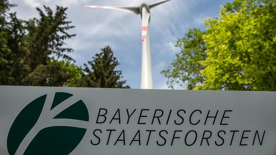 Ein Windrad im Staatswald nahe Beratzhausen in der Oberpfalz. Die Staatsforsten wollen bis zu 500 Windr&auml;der errichten lassen. (Archivbild)