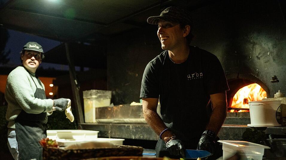 Restaurants verpflegen Helferinnen und Helfer oft gratis. So wie dieser mobile Pizzaofen.