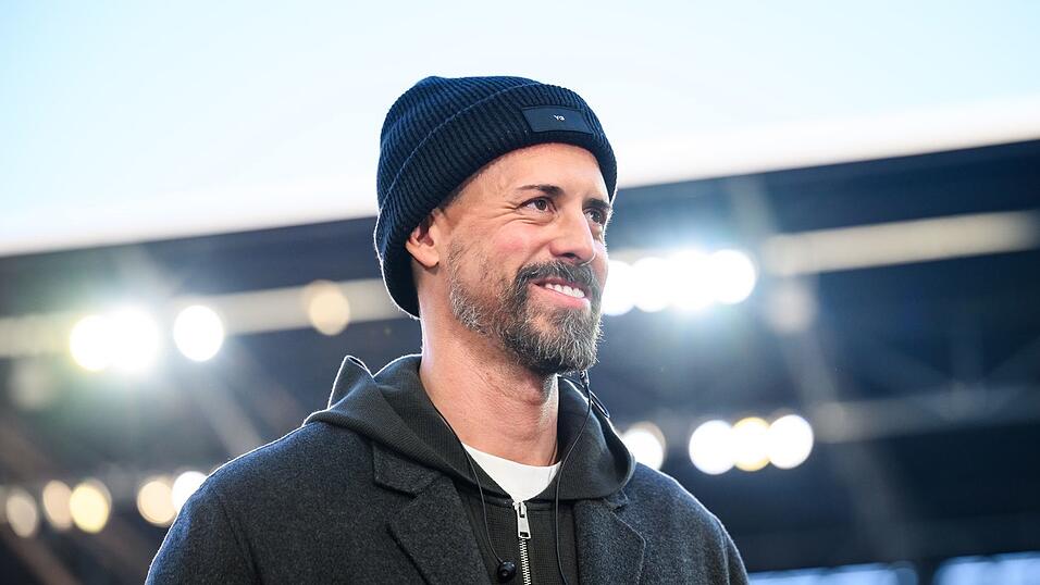 Augsburg-Trainer Sandro Wagner kann aufatmen. Augsburg-Trainer Sandro Wagner kann aufatmen.