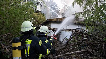 &nbsp;Nahe der B8 bei Pleinting ist am Abend der Dachstuhl eines Wohnhauses in Brand geraten.