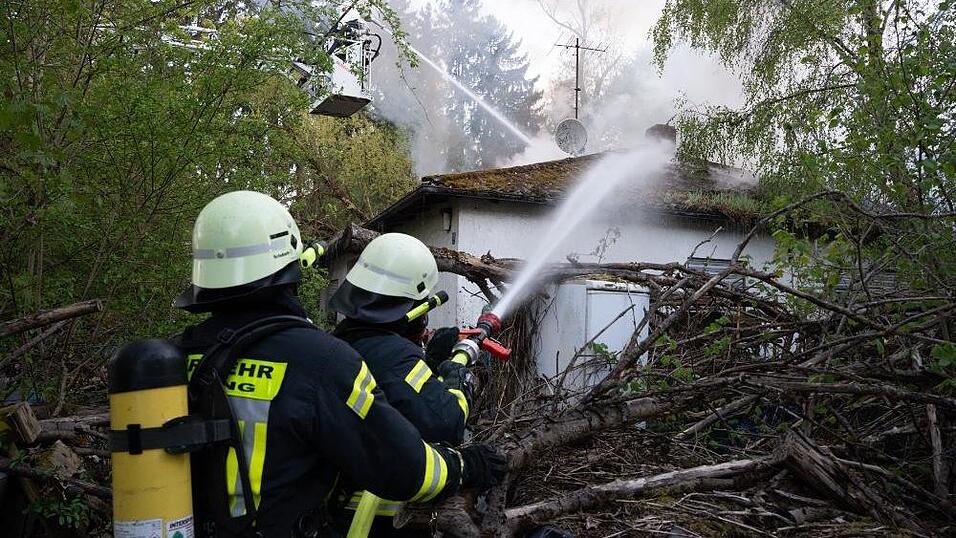 &nbsp;Nahe der B8 bei Pleinting ist am Abend der Dachstuhl eines Wohnhauses in Brand geraten.