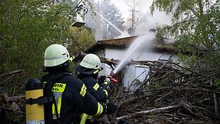 &nbsp;Nahe der B8 bei Pleinting ist am Abend der Dachstuhl eines Wohnhauses in Brand geraten.