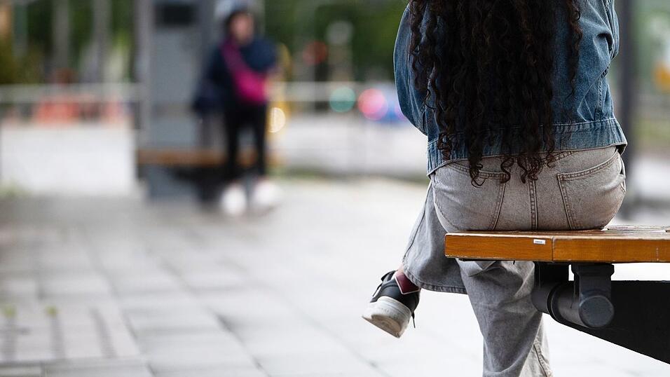 Warten auf den Bus zur Arbeit? Junge Menschen stellen oft Anforderungen an ihre Arbeit, wie ein Recht auf Homeoffice. (Symbolbild) Warten auf den Bus zur Arbeit? Junge Menschen stellen oft Anforderungen an ihre Arbeit, wie ein Recht auf Homeoffice. (Symbolbild)