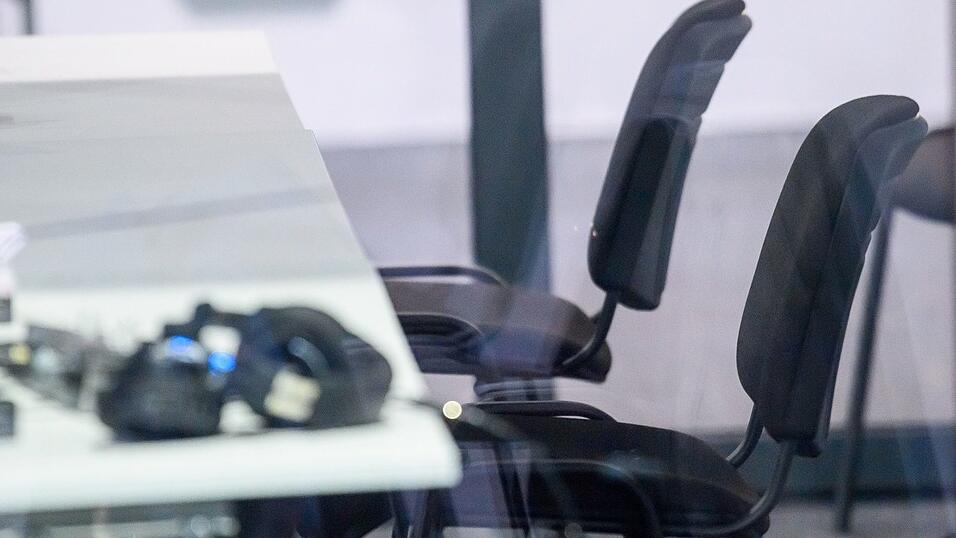 Der Platz des Angeklagten blieb am 13. Verhandlungstag leer. Der Platz des Angeklagten blieb am 13. Verhandlungstag leer.