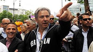 Das Coming-out von Klaus Wowereit auf großer Bühne vor 25 Jahren änderte viel in der Wahrnehmung von Homosexuellen. Anfeindungen und Übergriffe gibt es aber weiterhin. (Archivbild) Das Coming-out von Klaus Wowereit auf großer Bühne vor 25 Jahren änderte viel in der Wahrnehmung von Homosexuellen. Anfeindungen und Übergriffe gibt es aber weiterhin. (Archivbild)