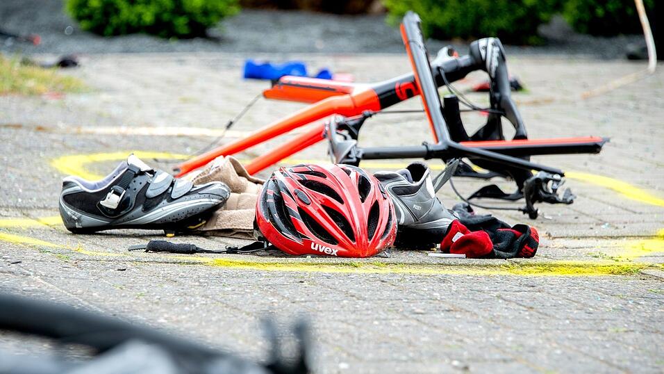 Der Radfahrer stürzte und erlitt schwere Verletzungen am Kopf und Becken. (Symbolbild) Der Radfahrer stürzte und erlitt schwere Verletzungen am Kopf und Becken. (Symbolbild)