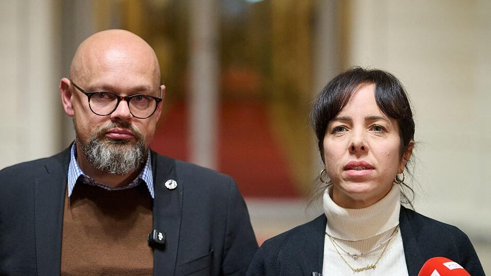 Die Linken-Fraktionschefs Elif Eralp (r) und Tobias Schulze tun sich schwer im Umgang mit der umstrittenen Abgeordneten Vanessa Emde. (Archivbild) Die Linken-Fraktionschefs Elif Eralp (r) und Tobias Schulze tun sich schwer im Umgang mit der umstrittenen Abgeordneten Vanessa Emde. (Archivbild)