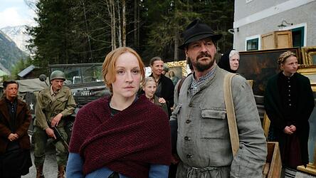 Sepp Rottenbacher (Fritz Karl) und Elsa Mitterj&auml;ger (Brigitte Hobmeier) beobachten den Einzug der Amerikaner vor dem Salinenwerk.
