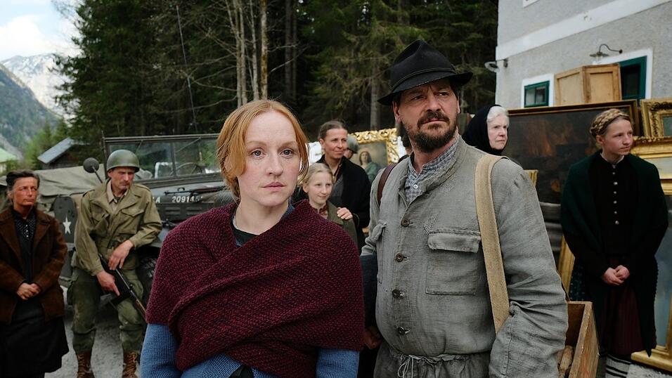 Sepp Rottenbacher (Fritz Karl) und Elsa Mitterj&auml;ger (Brigitte Hobmeier) beobachten den Einzug der Amerikaner vor dem Salinenwerk.