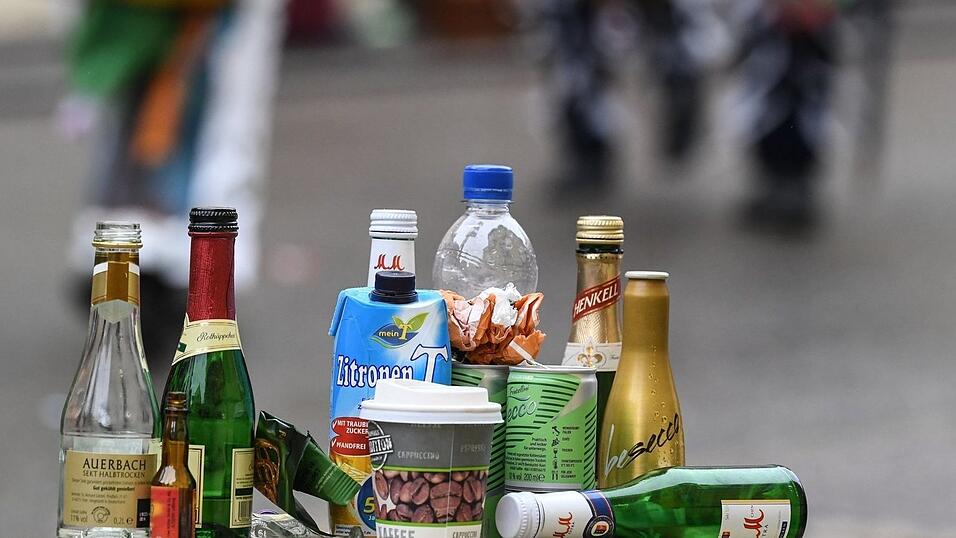Leere Flaschen diverser alkoholischer Getränke stehen auf einer Mauer. Leere Flaschen diverser alkoholischer Getränke stehen auf einer Mauer.