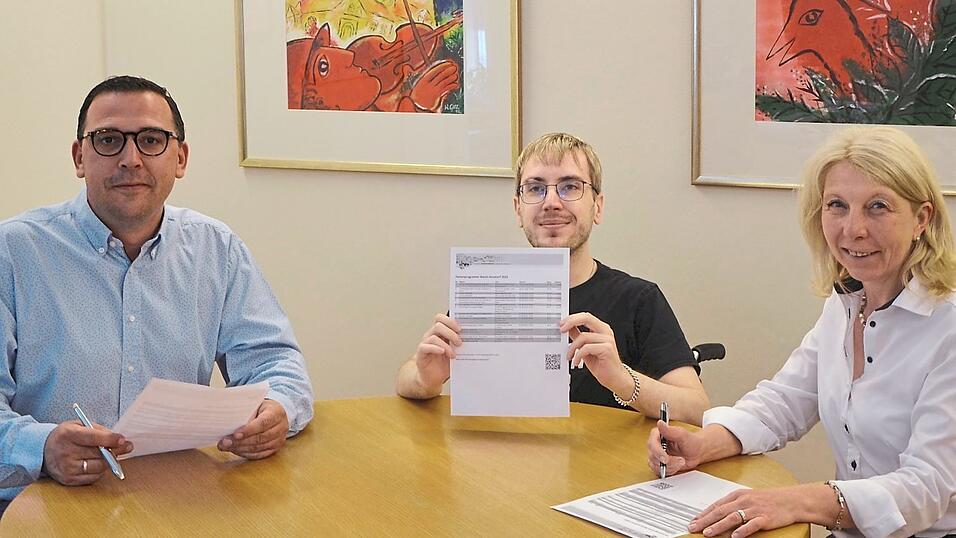 B&uuml;rgermeister Christoph Brunner (v.l.), Verwaltungsangestellter Thomas Hufnagel und gesch&auml;ftsleitende Beamtin Roswitha Ziegan hoffen auf einen guten Anklang des Ferienprogramms.