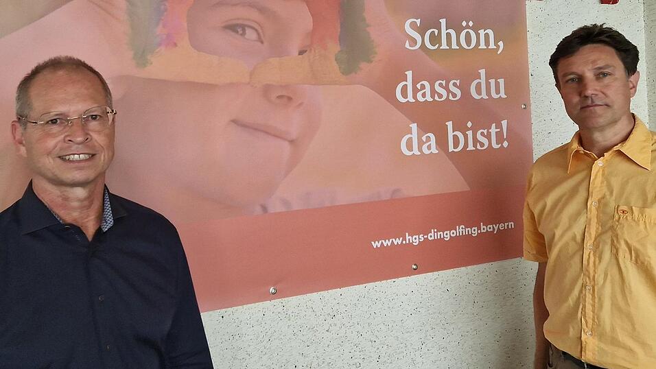 Schulleiter Stanislav Postruznik (r.) und sein Stellvertreter Guido Lachermeier freuen sich auf den Start der neuen Kinderpflegeschule in Landau.