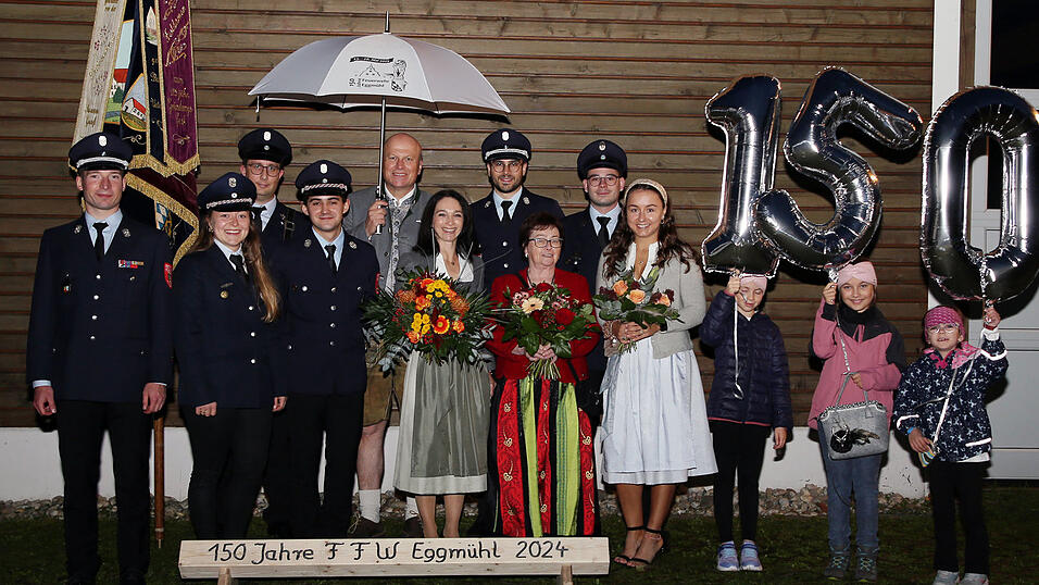 Sichtliche Freude war den Festausschuss- und Vorstandsmitgliedern der Wehr anzusehen nach dem erlösenden 'Ja' von Festbraut Sofia Hofmeister (vorne, rechts) Festmutter Christiane Holmer Holz (vorne, Mitte) Schirmherr Christian Kiendl (hinten, Mitte); mit im Bild Ehren-Festmutter Gertraud Holmer (vorne, 2. von rechts). Sichtliche Freude war den Festausschuss- und Vorstandsmitgliedern der Wehr anzusehen nach dem erlösenden 'Ja' von Festbraut Sofia Hofmeister (vorne, rechts) Festmutter Christiane Holmer Holz (vorne, Mitte) Schirmherr Christian Kiendl (hinten, Mitte); mit im Bild Ehren-Festmutter Gertraud Holmer (vorne, 2. von rechts).
