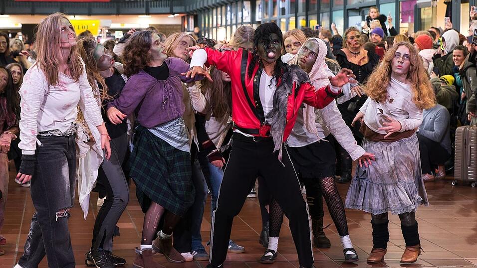 'Thriller' ist einer der zahlreichen erfolgreichen Songs von Michael Jackson. 'Thriller' ist einer der zahlreichen erfolgreichen Songs von Michael Jackson.