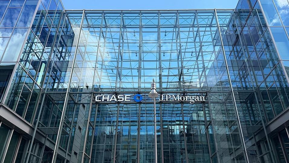 Schrittweise will Chase ihr App-basiertes Angebot für Privatkunden in Deutschland ausbauen und «zu einer führenden digitalen Hausbank» für Verbraucher werden. Schrittweise will Chase ihr App-basiertes Angebot für Privatkunden in Deutschland ausbauen und «zu einer führenden digitalen Hausbank» für Verbraucher werden.