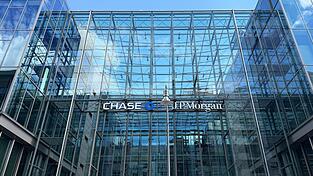 Schrittweise will Chase ihr App-basiertes Angebot für Privatkunden in Deutschland ausbauen und «zu einer führenden digitalen Hausbank» für Verbraucher werden. Schrittweise will Chase ihr App-basiertes Angebot für Privatkunden in Deutschland ausbauen und «zu einer führenden digitalen Hausbank» für Verbraucher werden.