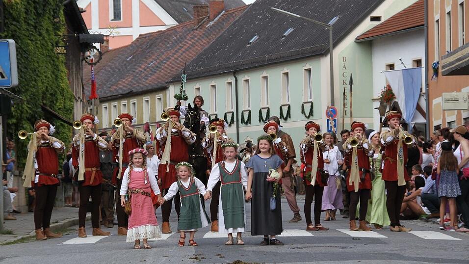 Die schönsten Augenblicke des historischen Drachenstich-Festzuges 2016. Die schönsten Augenblicke des historischen Drachenstich-Festzuges 2016.