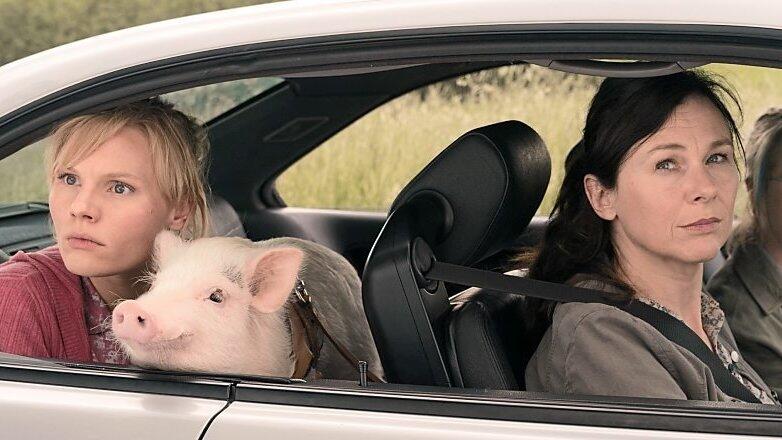 Kein Internet? Die Damen von 'Eine ganz heiße Nummer 2.0'wissen Abhilfe. Foto: obs/Constantin Film/Marc Reimann Kein Internet? Die Damen von 'Eine ganz heiße Nummer 2.0'wissen Abhilfe. Foto: obs/Constantin Film/Marc Reimann