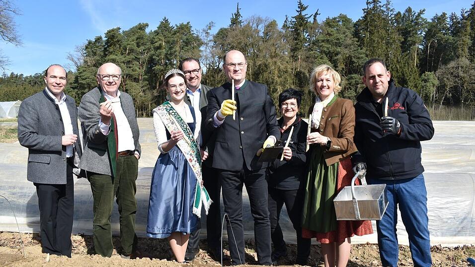 Offizielle Saisoner&ouml;ffnung mit (v. l.) MdB Florian O&szlig;ner, Landrat Martin Neumeyer, der Abensberger Spargelk&ouml;nigin Nora Aunkofer, B&uuml;rgermeister Bernhard Resch, Heimat- und Finanzminister Albert F&uuml;racker, Gabi Waltl, EZG-Vorsitzender Petra H&ouml;gl und Franz Waltl (v. l.).